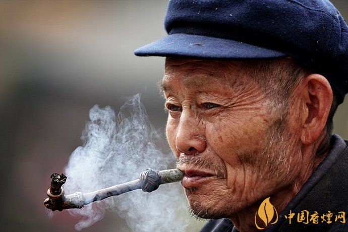 旱煙和煙卷哪個(gè)危害大，旱煙袋很有講究